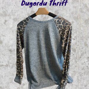 Woman's Medium Heimish USA Leopard Print Sweatshirt